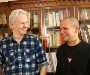 Julian Assange (izquierda) y René Pérez, el Residente de Calle 13, en la Embajada de Ecuador, en Londres, donde permanece el fundador de Wikileaks desde hace más de 400 días.