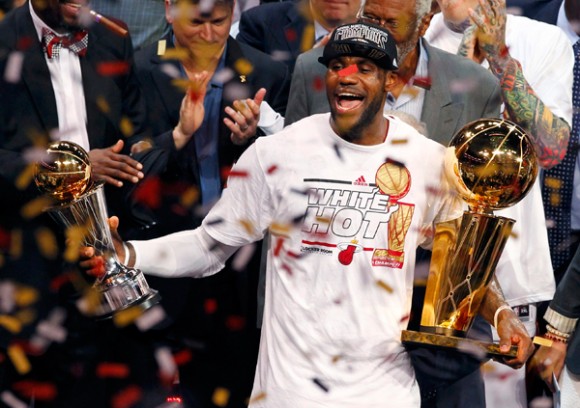 Heat celebran el título. LeBron James el MVP