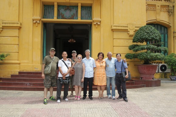 El equipo de filmacion en la sede del Comite Central del Partido Comunista de Vietnam, junto a Duong Minh, Director General para Medio Oriente, Africa y America Latina de la Comision de Relaciones Internacionales. Foto: Cubadebate