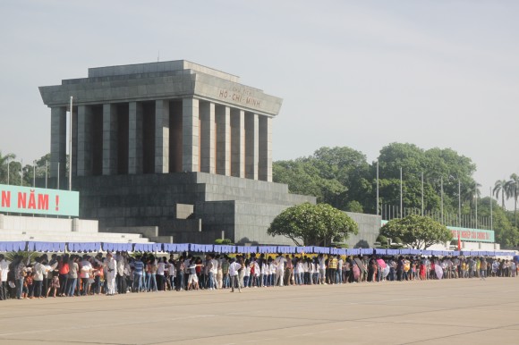 Mausoleo a Ho Chi Minh. Cualquier día de la semana, excepto los jueves, desde las 7 de la mañana, hay una larga fila para pasar junto a la urna donde yace su cuerpo conservado. Fotos: Cubadebate