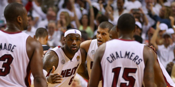 LeBron James (c) llama sus compañeros de Heat, Wade y Chalmers, segundo antes de acabar el juego. Foto: EFE