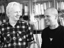 El vocalista de Calle 13 se reunió con el fundador de Wikileaks en la embajada de Ecuador en Londres, donde este último se encuentra virtualmente prisionero. (Suministrada)