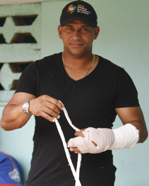 Frederich Cepeda, se lesiono una mano.  Foto: Ismael Francisco/Cubadebate.