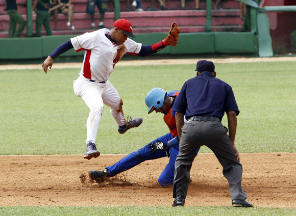 Jose Miguel Fernandez, en jugada en segunda base.  Foto: Ismael Francisco/Cubadebate.