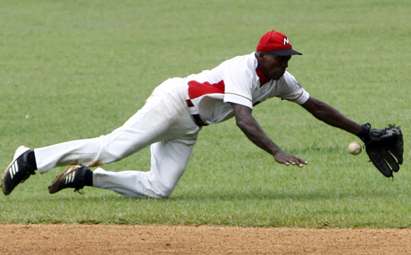 Manuel Benavides en jugada en segunda base.  Foto: Ismael Francisco/Cubadebate.