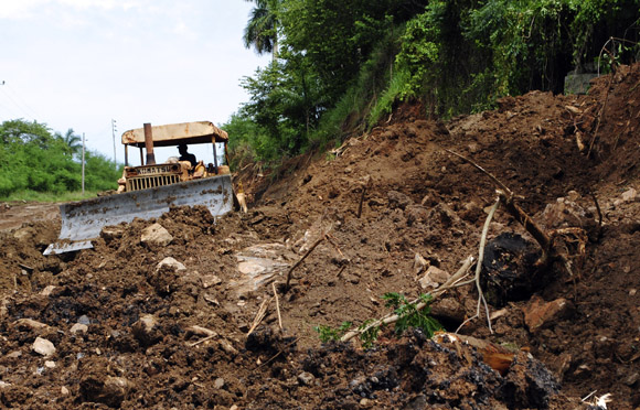 Deslizamiento de tierra en la carretera San Cristóbal-Bahía Honda. Foto: Ladyrene Pérez/Cubadebate.