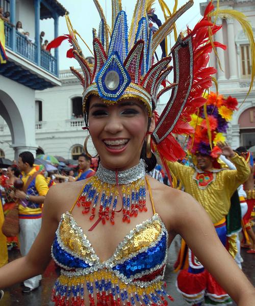 Representantes de países que asisten a la edición 33 del Festival del Caribe o Fiesta del Fuego, participaron en el Desfile de la Serpiente, en la ciudad de Santiago de Cuba, el 5 de julio de 2013.   AIN   FOTO/Miguel RUBIERA JÚSTIZ