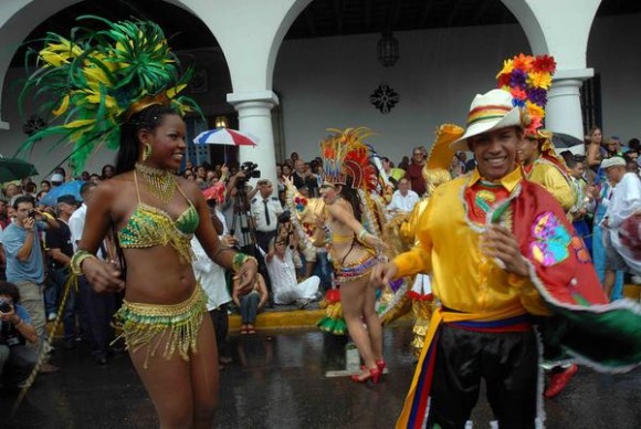 Representantes de países que asisten a la edición 33 del Festival del Caribe o Fiesta del Fuego, participaron en el Desfile de la Serpiente, en la ciudad de Santiago de Cuba, el 5 de julio de 2013.   AIN   FOTO/Miguel RUBIERA JÚSTIZ