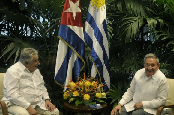 El General de Ejército Raúl Castro Ruz (D), Presidente de los Consejos de Estado y de Ministros de Cuba, y José Mujica (I), presidente de la República Oriental del Uruguay en las conversaciones oficiales en el Palacio de la Revolución, en La Habana, Cuba, el 24 de julio de 2013. AIN FOTO/Tony HERNÁNDEZ MENA