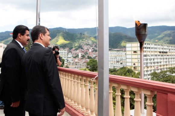 Correa y Maduro en el Cuartel de la Montaña.