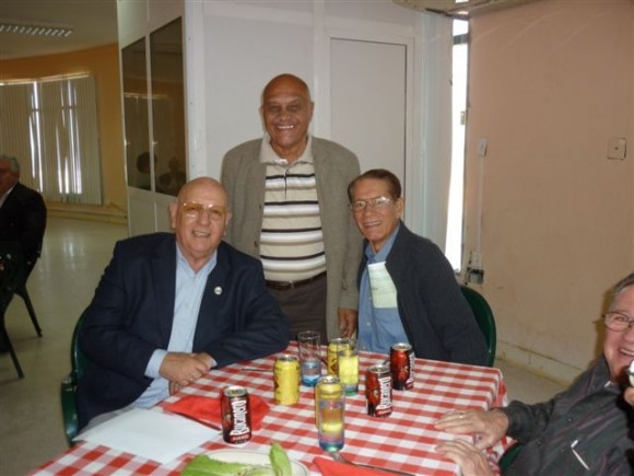 De izquierda a derecha. los doctores Humberto Sainz, Uvelino Moreno y Lopez Tejeda en el encuentro por el Aniversario 48 de su graduación