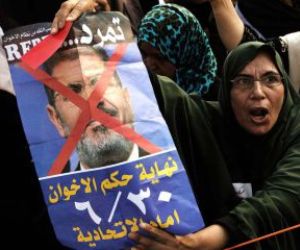 Opositores egipcios gritan eslóganes en contra del Gobierno, ante el palacio presidencial en El Cairo