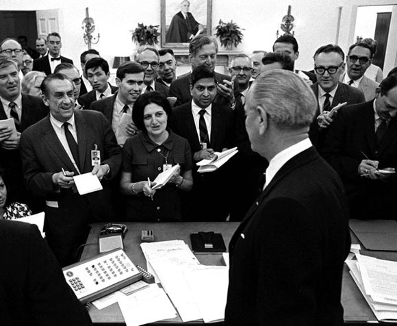 Helen Thomas durante una comparecencia del presidente Lyndon B. Johnson en 1968