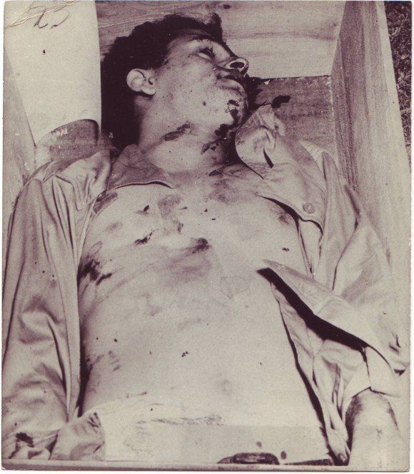 Raúl Gómez García fue vilmente asesinado después de las acciones del 26 de julio de 1953. Su camisa intacta delata el crimen cometido por las fuerzas batistianas. Foto: Archivo del Autor/Cubadebate