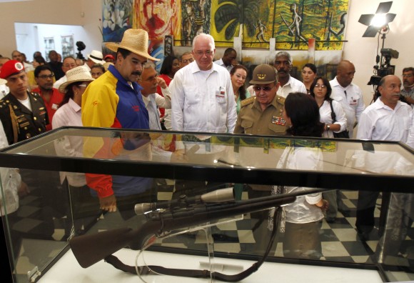 Maduro y Raúl recorriendo el Museo Histórico en el otrora Cuartel Moncada. Foto: Ismael Francisco/Cubadebate