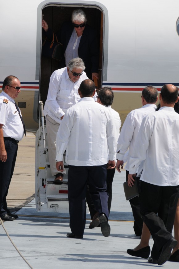 El Presidente urugayo José Mujica a su llegada al aeropuerto de Santiago de Cuba. Foto: Vladimir Molina Espada/Prensa Latina/Cubadebate