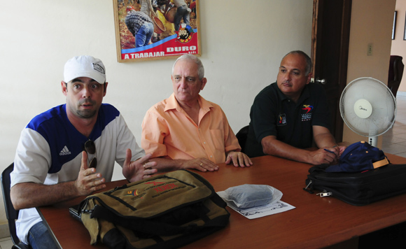 De izquierda a derecha, Michel Contreras, de Cubadebate; el escritor Juan A. Martínez de Osaba y Goenaga; y el titular de Deportes pinareño, Heriberto Suárez. Foto: Ladyrene Pérez/Cubadebate.
