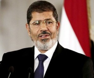 Ejército egipcio ha secuestrado al presidente depuesto Morsi, según su familia  