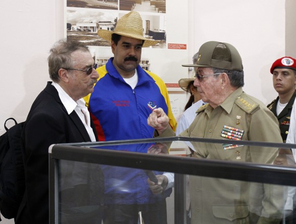 Raúl conversa con el intelectual Ignacio Ramonet en presencia de Nicolás Maduro. Foto: Ismael Francisco/Cubadebate