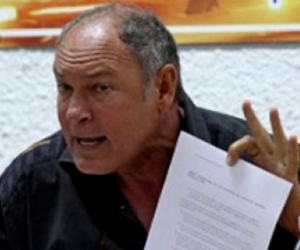 Alberto Juantorena muestra la carta dirigida a Lamine Diack.