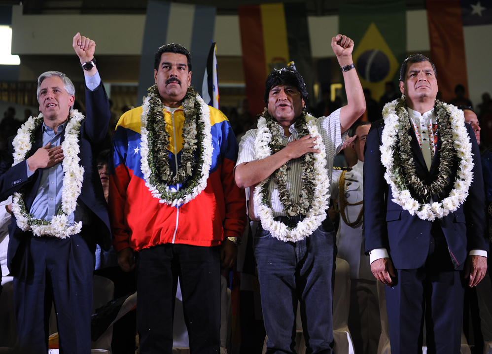 De derecha a izquierda, Correa, Evo, Maduro y Garcia Linera en el acto de solidaridad con Evo en Cochabamba. Foto AFP