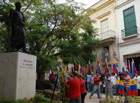 Jóvenes depositan ofrenda floral en el Monumento a Simón Bolívar de La Habana.