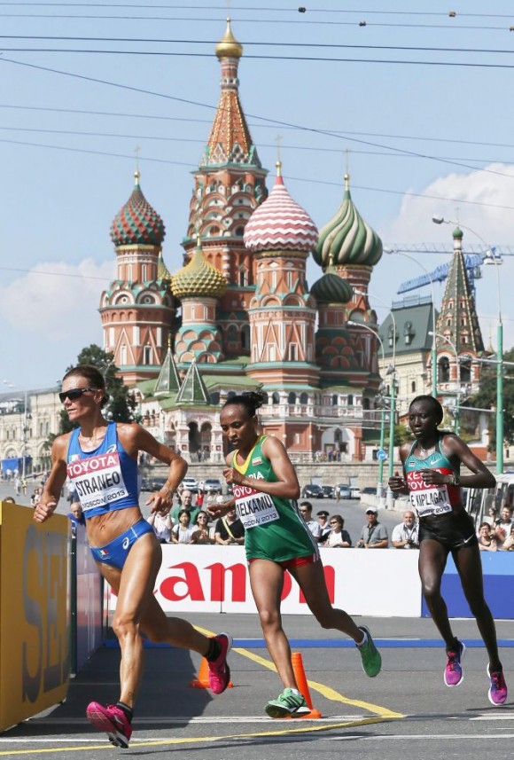 El maratón femenino, a su paso por la Plaza Roja de Moscú. YURI KOCHETKOV (EFE)