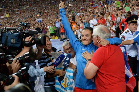 Isinbayeva abraza a su entrenador, Yevgueni Trofímov, tras hacerse con el oro en los Mundiales de Moscú.YURI KADOBNOV (AFP)