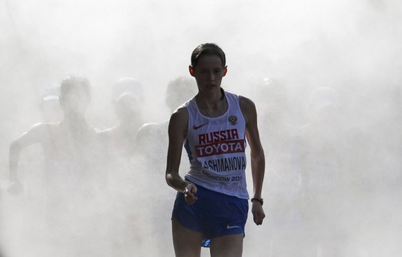 La rusa Elena Lashmanova sale de los vaporizadores de agua durante la final de 20 km marcha, en la que logró el oro.MAXIM SHEMETOV (REUTERS