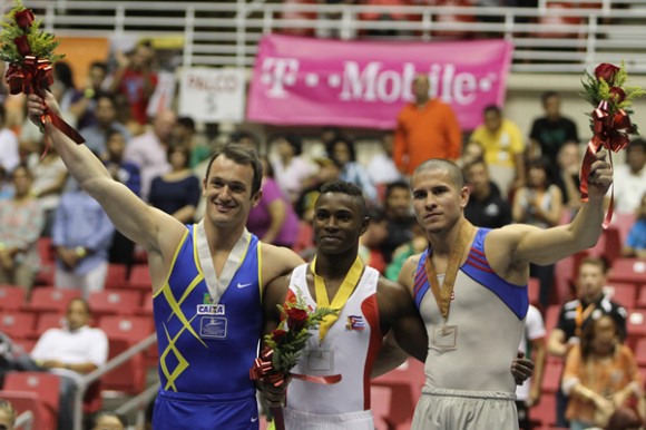 Al centro, Larduet tras recibir una de las dos medallas de oro.