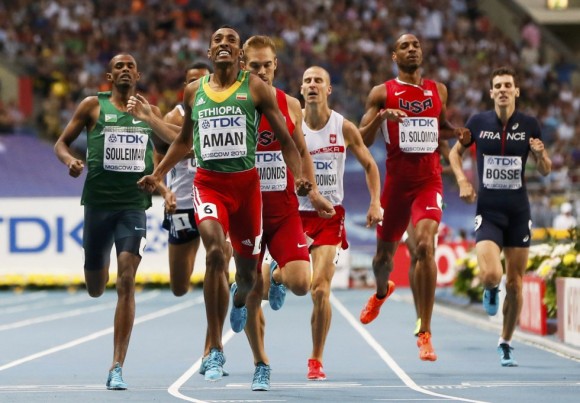 Mohammed Aman (en primer término) consigue el oro en la prueba de 800 metros, por delante del estadounidense Nick Symmonds, y ante la notable ausencia del keniata David Rudisha.LUCY NICHOLSON (REUTERS)