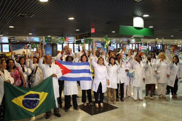 Médicos Cubanos llegan al aeropuerto de Recife, Brasil, sábado 24 de agosto de 2013. Foto: Brasil de Fato