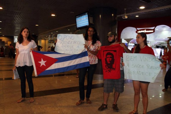 Médicos Cubanos llegan al aeropuerto de Recife, Brasil, sábado 24 de agosto de 2013. Foto: Brasil de Fato
