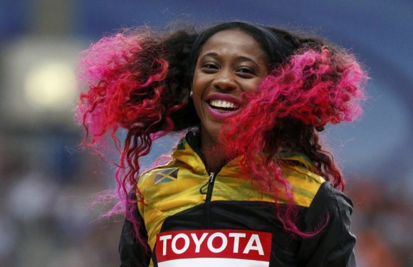 Shelly Ann Fraser-Pryce, medalla de oro en los 100 metros lisos, sonriente durante la ceremonia de entrega de medallas en Moscú.GRIGORY DUKOR (REUTERS)