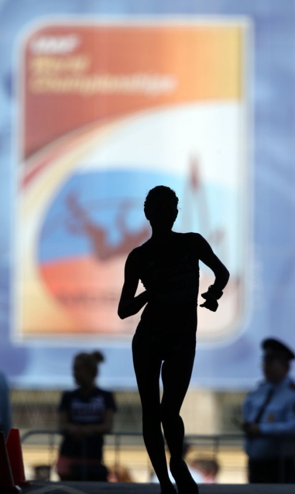 Una atleta compite en la final de 20 km marcha, sobre el logotipo de los Mundiales.ADRIAN DENNIS (AFP)