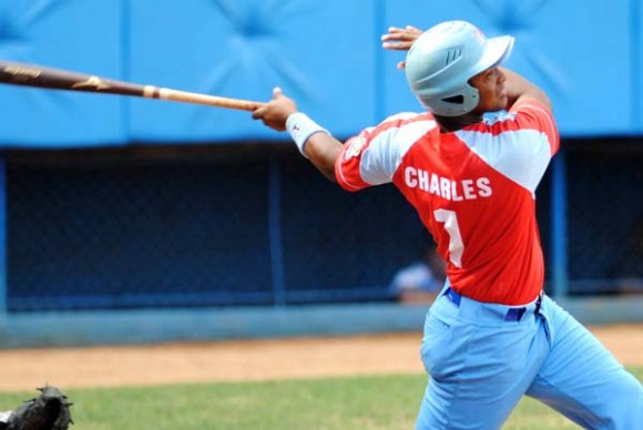 Serie 51 beisbol juego entre los equipos de Ciego de Avila vs Industriales. Yorelvis Charles.