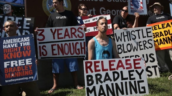 Seguidores de Bradley Manning, el soldado acusado de filtrar cables secretos a WikiLeaks, se ofrecen a cumplir parte de su potencial condena de 136 años, e instan al juez militar que lleva el caso a considerar esta opción. Foto: AFP/ Alex Wong