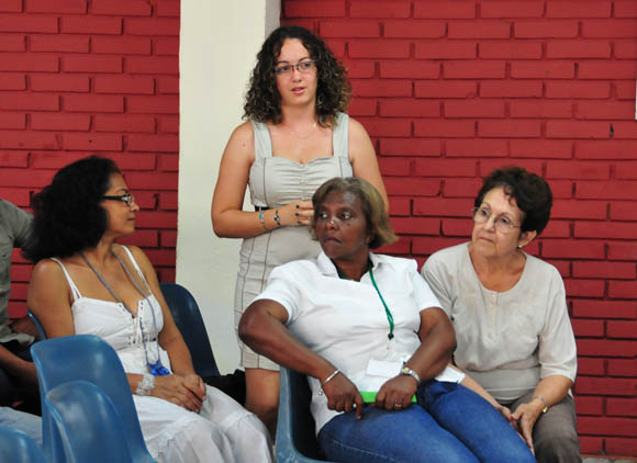 De pie, Daylén Vega, colaboradora habitual. Foto: Ladyrene Pérez/Cubadebate.