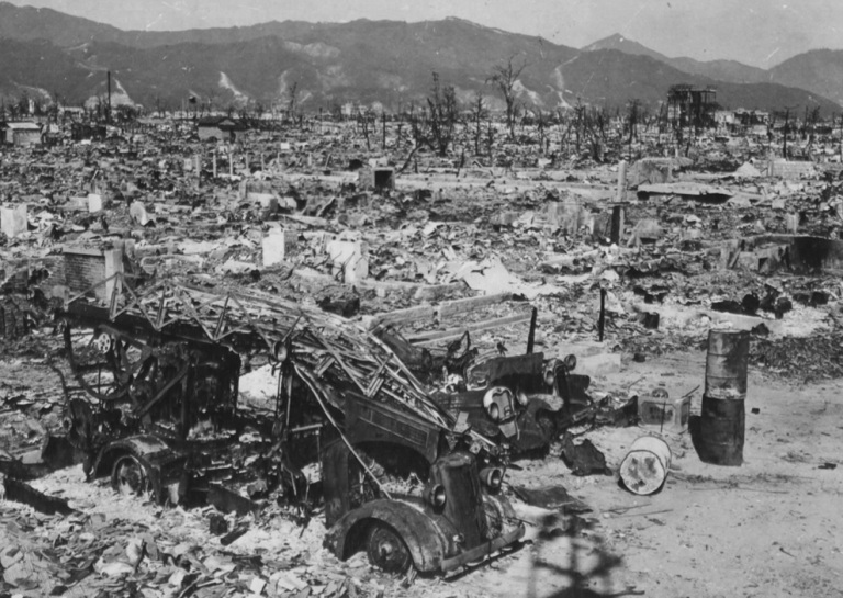 Destrozos causados por las bombas atómicas en Hiroshima y Nagasaki.