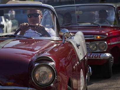 El ex piloto de Fórmula 1 escocés, David Coulthard, conduce un Pontiac de 1955 durante el 9no rally de autos clásicos en La Habana, Cuba, el domingo 18 de agosto del 2013. Coulthard, en su primer visita a la isla caribeña, fue el invitado especial para el colorido y pintoresco desfile de cerca de 60 autos clásicos. Foto: Ramon Espinosa / AP
