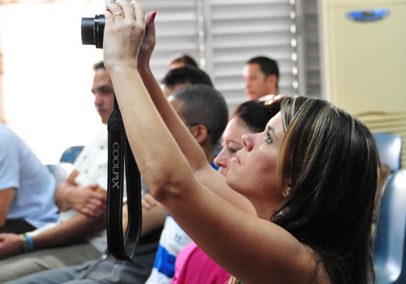 En primer plano, Mónica Montes, editora del sitio, durante el encuentro. Foto: Ladyrene Pérez/Cubadebate.