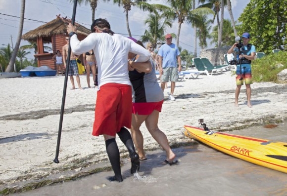 Ben Friberg, a la izquierda, es ayudado por Ruth Holland después de llegar a Key West, Florida. Viernes, 02 de agosto 2013, a raíz de un viaje de 111 kilómetros desde Cuba a través de la Estrecho de la Florida hasta los Cayos de Florida. Carol Tedesco / AP.