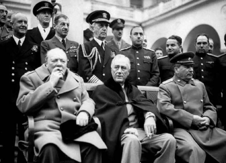 La Conferencia de Yalta reunió a los tres principales líderes que luchaban contra el fascismo: Iósif Stalin (URSS), Winston Churchill (Gran Bretaña) y Franklin D. Roosevelt (Estados Unidos)
