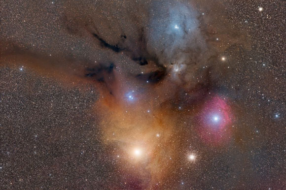 Nebulosas de Antares y Rho Ophiuchi’ (Rho Ophiuchi and Antares Nebulae). Fotografía finalista. Tom O’Donoghue, Irlanda.
