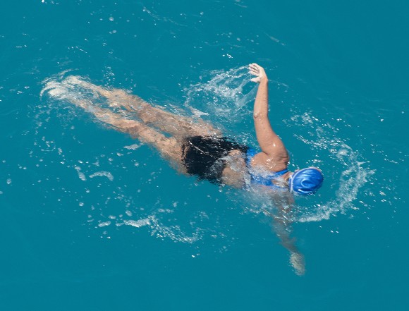 Diana Nyad nadando a dos millas de Cayo Hueso. Foto: AP/Andy Newman