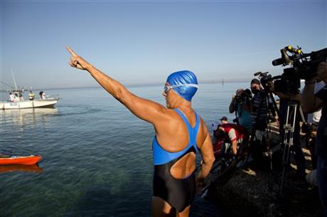 Diana Nyad a punto de salir de las costas de La Habana. Foto AP