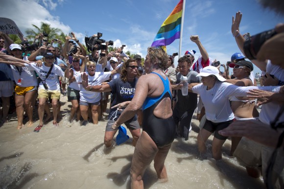Diana Nyad congratulada por  seguidores, su entrenadora y el equipo de apoyo en el momento de tocar las costas de Cayo Hueso.  Foto: AP/J Pat Carter