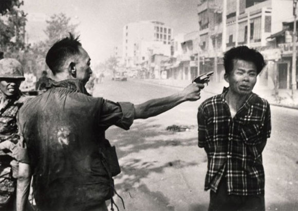 El jefe de policía sudvietnamita Nguyen Ngoc Loan ejecuta a un sospechoso del Viet Cong en Saigón.