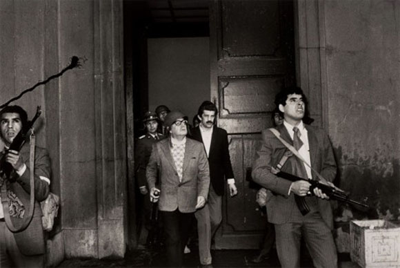 El presidente democrático de Chile, Salvador Allende, momentos antes de su muerte durante el golpe de estado, en el palacio presidencial de la Moneda, en la capital Santiago de Chile.