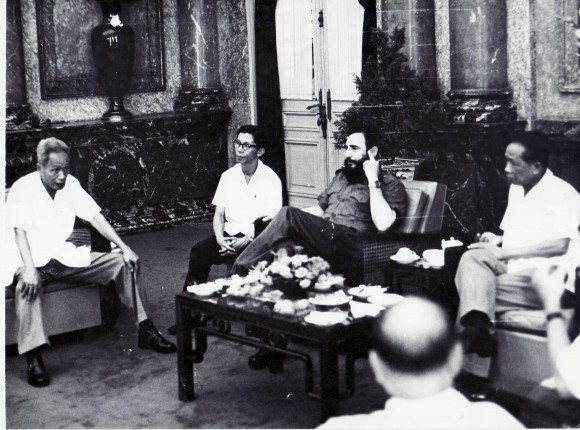 Fidel comparte con los dirigentes vietnamitas. Foto: Estudios Revolución/ Cubadebate